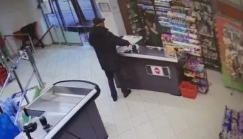 VIDEO/ E frikshme – Grabitje e dhunshme në një market në Yzberisht