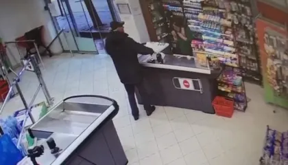 VIDEO/ E frikshme – Grabitje e dhunshme në një market në Yzberisht