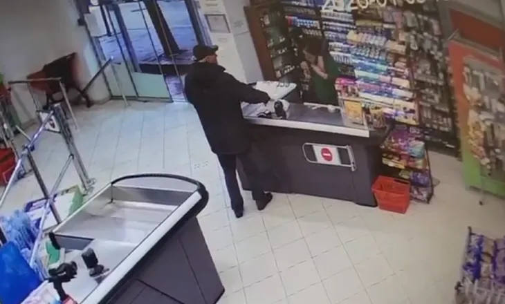 VIDEO/ E frikshme – Grabitje e dhunshme në një market në Yzberisht