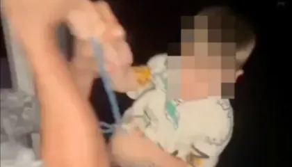 VIDEO e turpshme/ Babai i dehur argëton shokët, duke zbritur djalin me litar nga dritarja