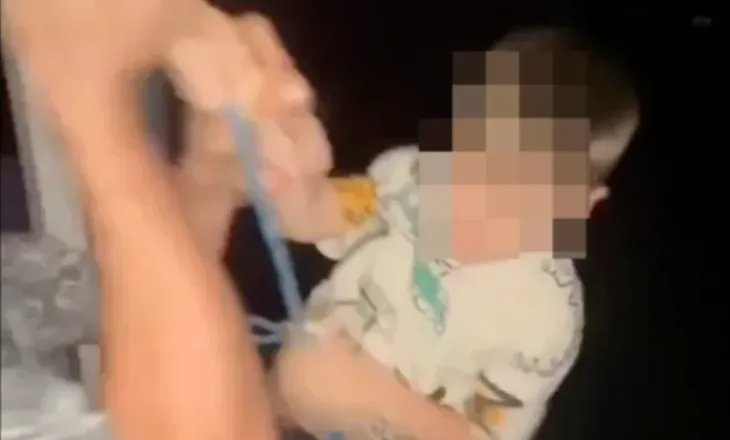 VIDEO e turpshme/ Babai i dehur argëton shokët, duke zbritur djalin me litar nga dritarja