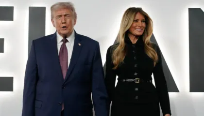 Video/ E veshur plotësisht me të zeza dhe dorë për dore me Trump, Melania shfaqet mahnitëse në premierën e filmit të saj