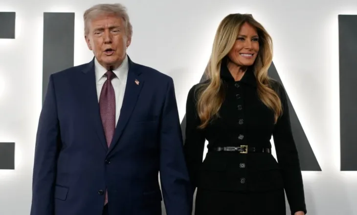 Video/ E veshur plotësisht me të zeza dhe dorë për dore me Trump, Melania shfaqet mahnitëse në premierën e filmit të saj