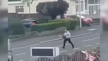 VIDEO/ EMRI/ Sulmoi policët me sharrë elektrike, shqiptari fyen gjykatësin pasi u dënua me 10 vite burg