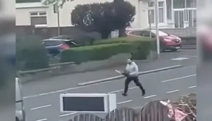 VIDEO/ EMRI/ Sulmoi policët me sharrë elektrike, shqiptari fyen gjykatësin pasi u dënua me 10 vite burg