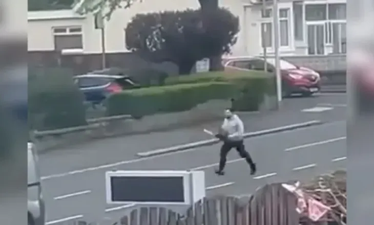 VIDEO/ EMRI/ Sulmoi policët me sharrë elektrike, shqiptari fyen gjykatësin pasi u dënua me 10 vite burg