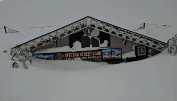 VIDEO/ Etna u ‘pushtua’ nga dëbora, 5 metra trashësi në kraterin e vullkanit