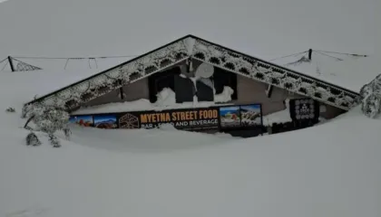 VIDEO/ Etna u ‘pushtua’ nga dëbora, 5 metra trashësi në kraterin e vullkanit