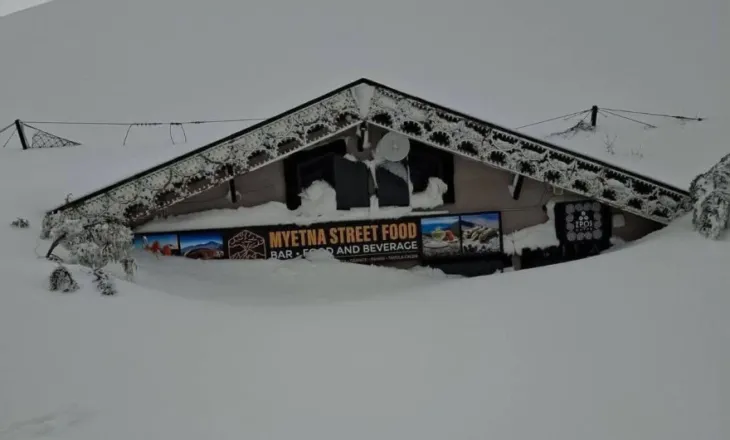 VIDEO/ Etna u ‘pushtua’ nga dëbora, 5 metra trashësi në kraterin e vullkanit