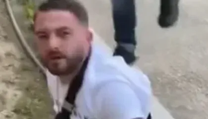 VIDEO/ Finemi dhunon Lim Hotin në mes të rrugës