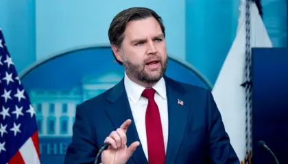 VIDEO/ Gazetari ‘zbërtheu’ agjentin e Shërbimit Sekret të JD Vance, pezullohet nga detyra