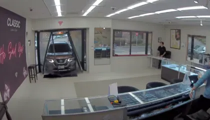 Video/ Grabitësit në Kaliforni futen me një SUV në një dyqan bizhuterish, marrin sende me vlerë prej 1 milion dollarësh