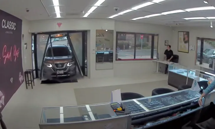 Video/ Grabitësit në Kaliforni futen me një SUV në një dyqan bizhuterish, marrin sende me vlerë prej 1 milion dollarësh