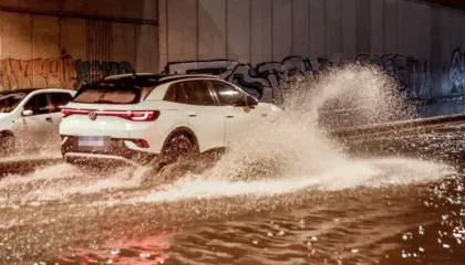 VIDEO/ Greqia goditet nga moti i keq, rrugët kthehen në lumenj