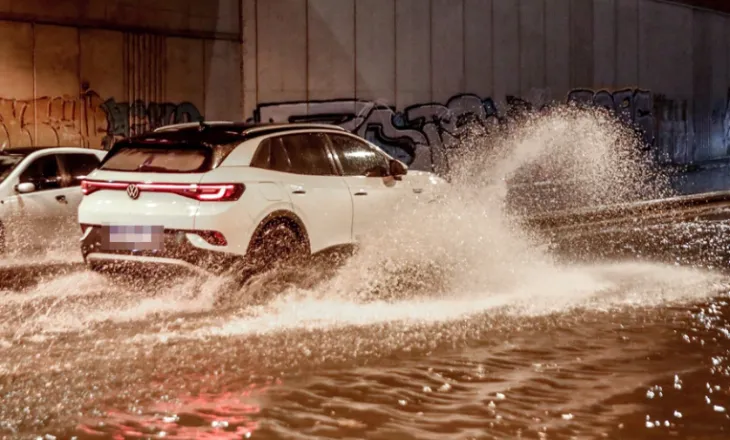 VIDEO/ Greqia goditet nga moti i keq, rrugët kthehen në lumenj