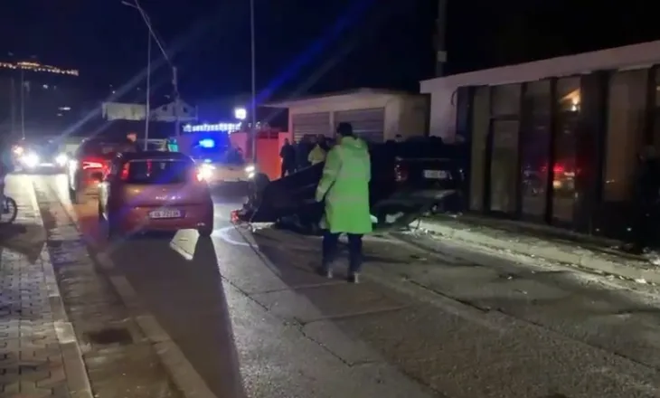VIDEO/ I riu në Lezhë humb kontrollin e automjetit, përplaset me shtyllën