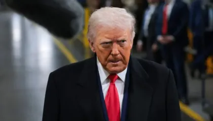 Video/ Iu drejtua me gishtin e mesit punonjësit të kompanisë ‘Ford’, Shtëpia e Bardhë i del në mbrojtje Trump: Ishte reagim i përshtatshëm dhe…