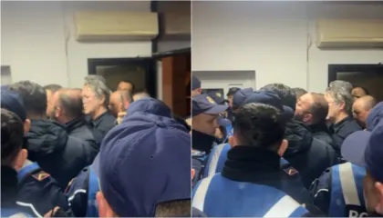 Video/ “Jam deputet, kush je ti që s’më lejon mua”, përplasja e Gazment Bardhit me policinë në ambientet e komisariatit numër 1