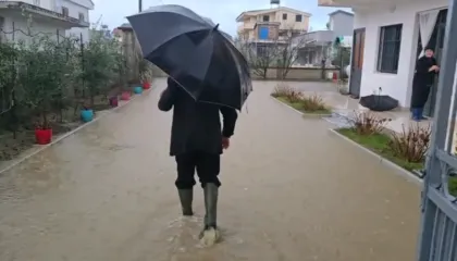 VIDEO/ KAOS NË DURRËS/ Përmbyten rrugët e qytetit, uji vërshon në pallate e biznese…