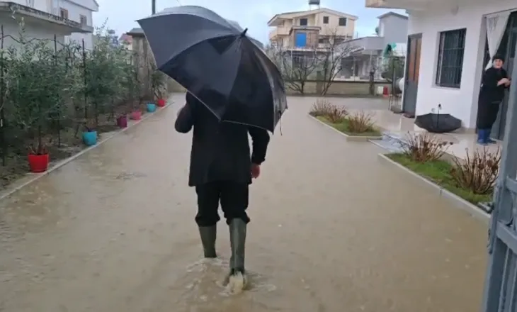 VIDEO/ KAOS NË DURRËS/ Përmbyten rrugët e qytetit, uji vërshon në pallate e biznese…