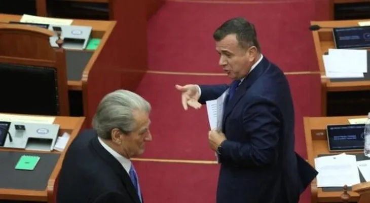 VIDEO-“Këtij maskarai ja kam marrë dorën”, Balla i përgjigjet shpifjeve të Berishës: Kishte dalë “bufi me sorrat” me..