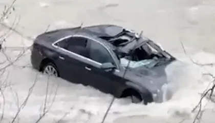 VIDEO-Klos, makina me dy persona bie në përrua/ Shpëton shoferi, nuk dihet ende ‘fati’ i pasagjerit