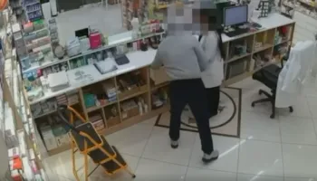 Video ku një 25 vjeçar merr me forcë lekët e farmacisë