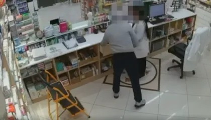 Video ku një 25 vjeçar merr me forcë lekët e farmacisë