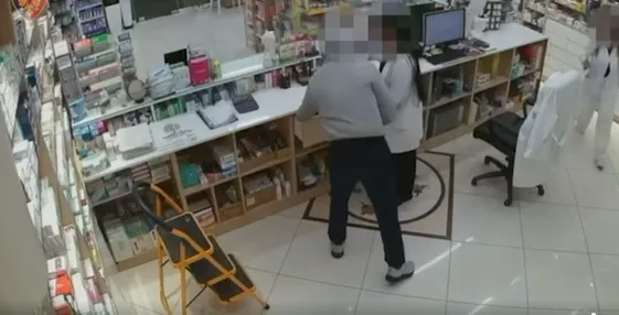 Video ku një 25 vjeçar merr me forcë lekët e farmacisë