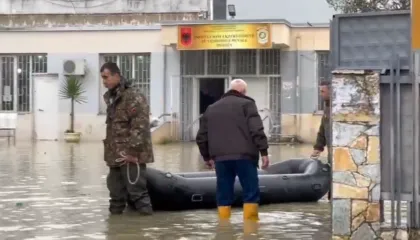Video-lajm/ Burgu i Durrësit me gomone në oborr nga përmbytjet, punonjësi: Mos bëj video