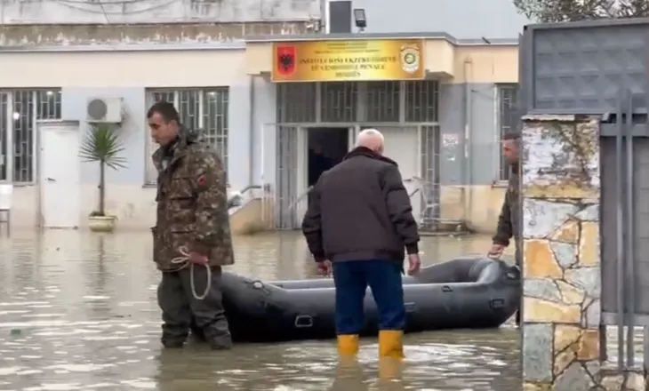 Video-lajm/ Burgu i Durrësit me gomone në oborr nga përmbytjet, punonjësi: Mos bëj video