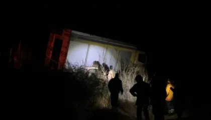 Video-lajm/ Luftuan me flakët në Orikum, mjeti i zjarrfikësve ngec, rrezikon të bjerë