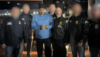 VIDEO/ Maduro mbërrin i buzëqeshur në zyrat e DEA-s, përshëndet agjentët: Gëzuar Vitin e Ri