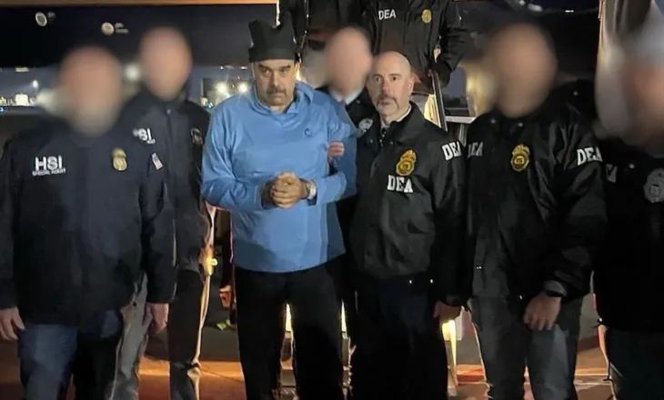 VIDEO/ Maduro mbërrin i buzëqeshur në zyrat e DEA-s, përshëndet agjentët: Gëzuar Vitin e Ri