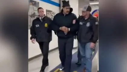 Video/ Maduro me pranga në duar dhe i qetë, uron agjentët amerikanë: Gëzuar…