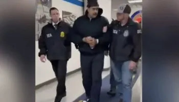 Video/ Maduro me pranga në duar uron agjentët amerikanë: Gëzuar…