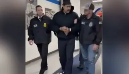 Video/ Maduro me pranga në duar uron agjentët amerikanë: Gëzuar…