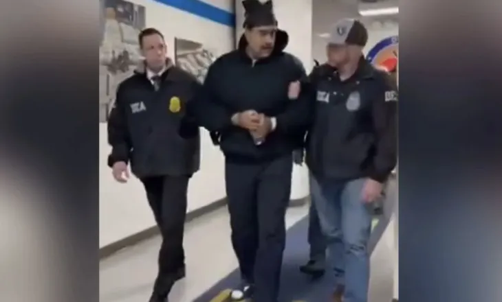 Video/ Maduro me pranga në duar uron agjentët amerikanë: Gëzuar…