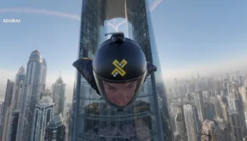 Video marramendëse/ Parashutistët kalojnë nëpër “vrimën e gjilpërës” të hotelit më të lartë në botë