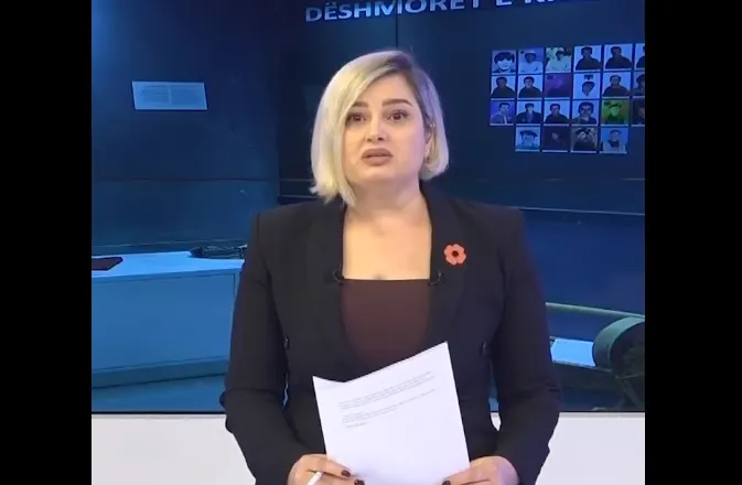 VIDEO / Masakra e Reçakut, prezantuesja në Kosovë shpërthen në lot teksa jep lajmet