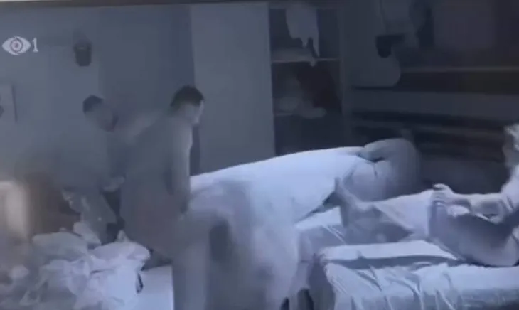 Video/ Mateo nxjerr me forcë Rogertin nga shtrati, reagojnë familjarët e banorit