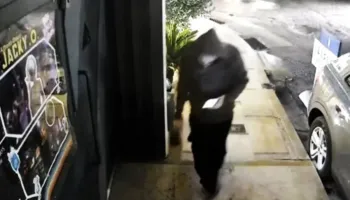 VIDEO/ Me kapuç, maskë dhe bombën në dorë! Zbulohet momenti kur shqiptari hedh në erë diskon ‘Jacky O’ në Athinë