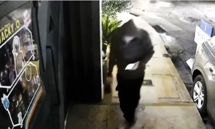 VIDEO/ Me kapuç, maskë dhe bombën në dorë! Zbulohet momenti kur shqiptari hedh në erë diskon ‘Jacky O’ në Athinë