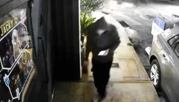 VIDEO/ Me kapuç në kokë,  momenti kur shqiptari hedh në erë diskon në Athinë! E dyshuar, edhe një grua greke