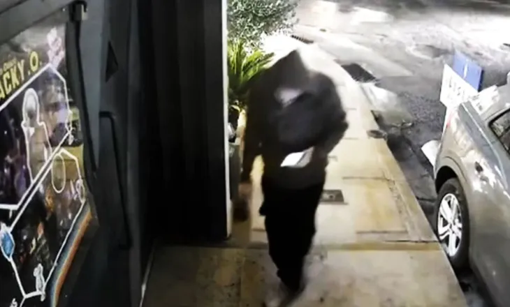 VIDEO/ Me kapuç në kokë,  momenti kur shqiptari hedh në erë diskon në Athinë! E dyshuar, edhe një grua greke