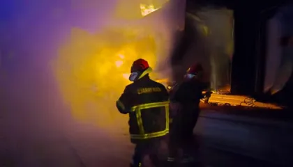 VIDEO-Momente paniku në Rrugën e Kombit, digjet traileri me naftë