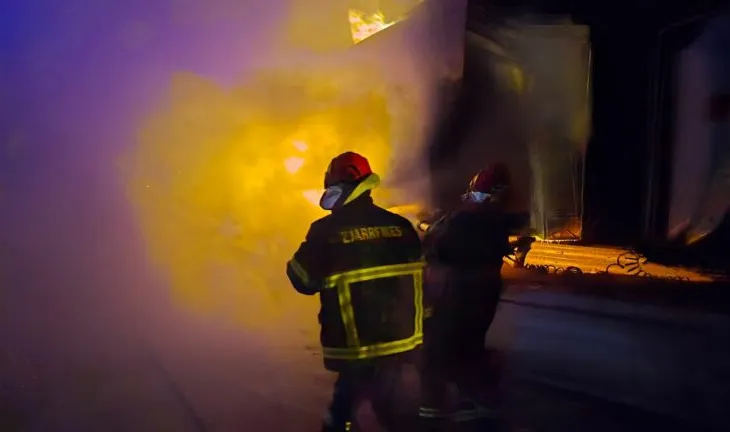 VIDEO-Momente paniku në Rrugën e Kombit, digjet traileri me naftë