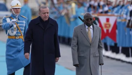 Video/ Momente të sikletshme gjatë takimit me Erdogan, presidenti nigerian rrëzohet teksa po futej në Pallatin Presidencial