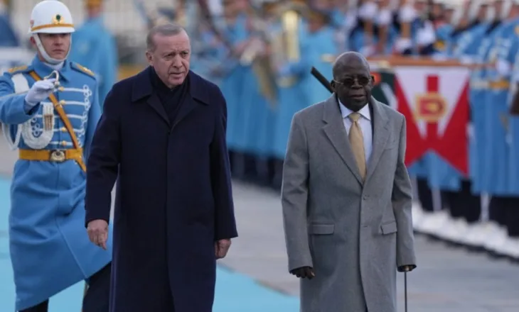 Video/ Momente të sikletshme gjatë takimit me Erdogan, presidenti nigerian rrëzohet teksa po futej në Pallatin Presidencial