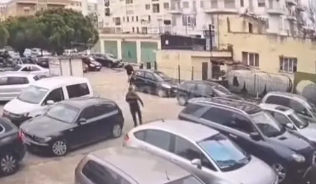 VIDEO/ Momenti kur Altin Ndoci arratiset me vrap nga spitali i Durrësit